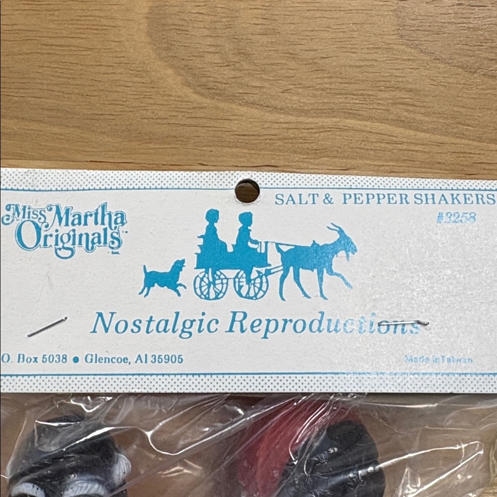 Martha Originals Nostalgic Salt & Pepper Shakers - Picture 3 of 5